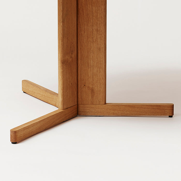 Trefoil Round Table | Olieret eg