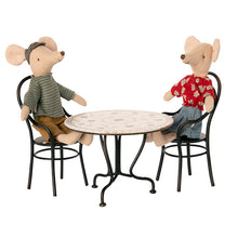 Indlæs billede til gallerivisning Spisebord med 2 stole
