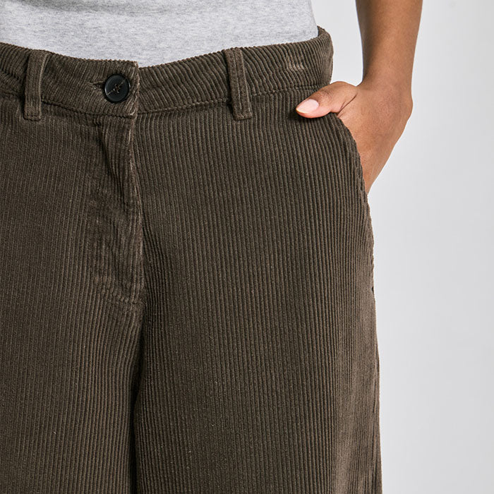 Natalie Corduroy buks | Black Olive